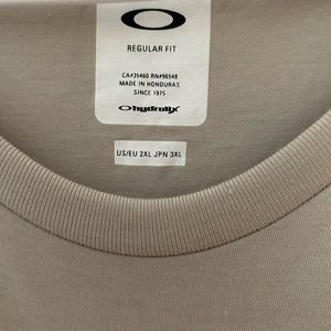 Men’s Oakley shirt size 2xl